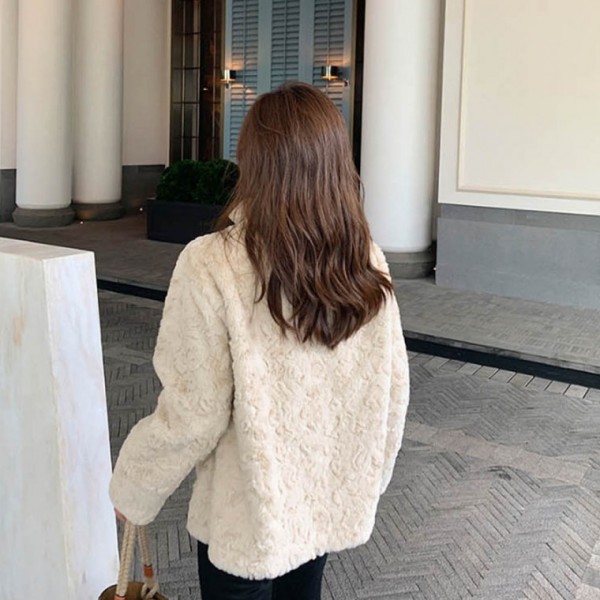 카라넥 보송보송 부드러운 감촉 융털 베이지 밍크 퍼 모던 디자인 코디 스타일