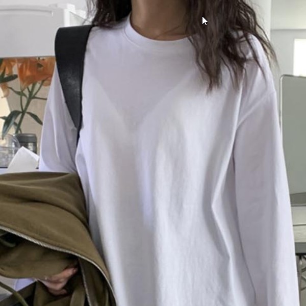 심플함 속에 은은한 포인트가 느껴져 다양한 하의와 매치하기 좋은 미니멀 무지 절개 긴팔티