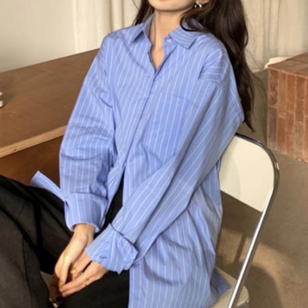 캐주얼하면서도 격식 있는 분위기를 동시에 살려주는 블루 스트라이프 셔츠 심플한 남방