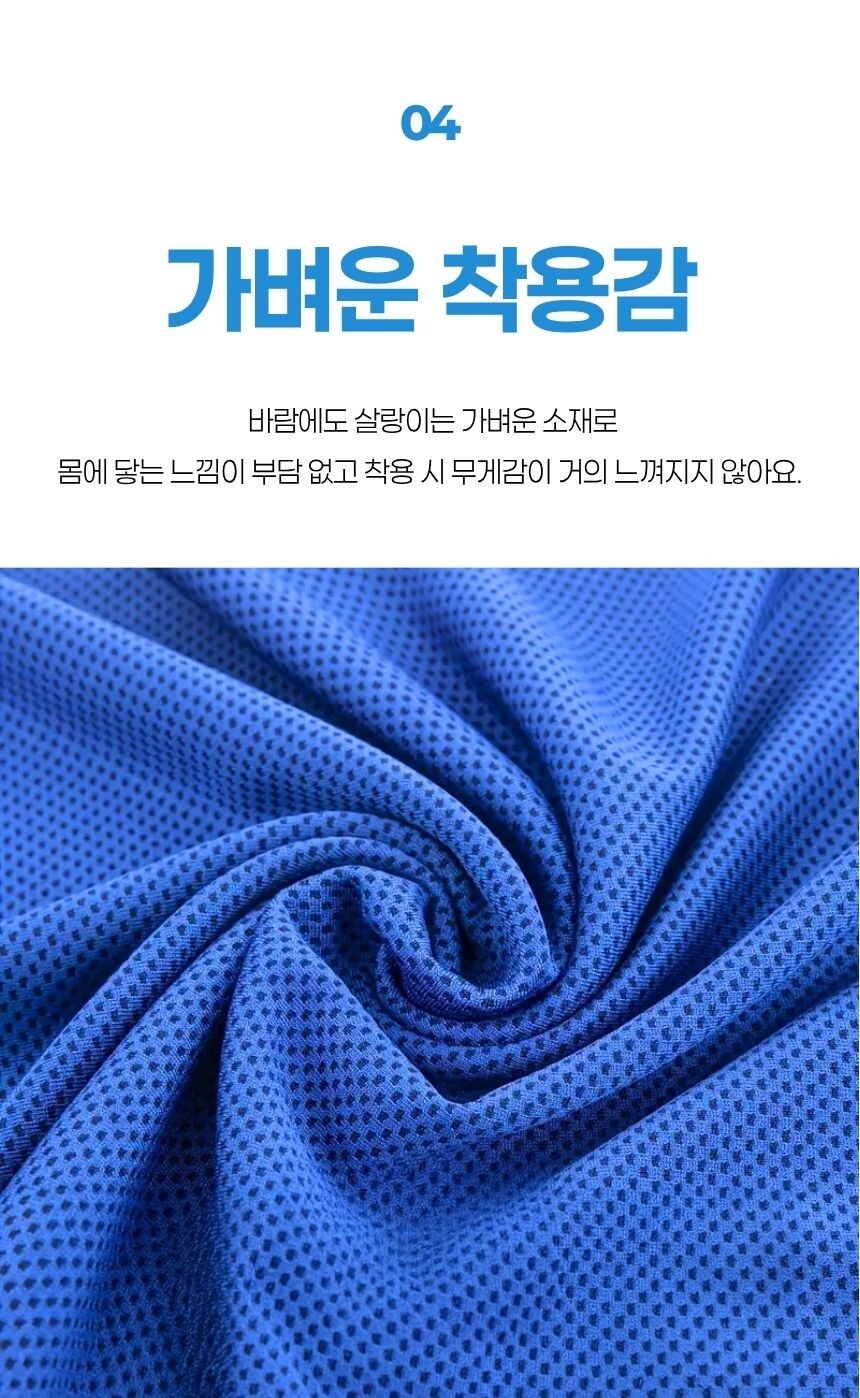 핑크 타월을 손에 쥔 모습, 부드러운 재질 강조