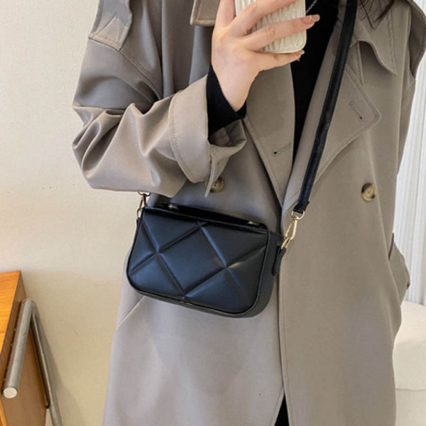 모던한 디자인 미니 크로스백 블랙 브라운 두 가지 색상 심플한 디자인 고급스러운 마감 데일리 아이템
