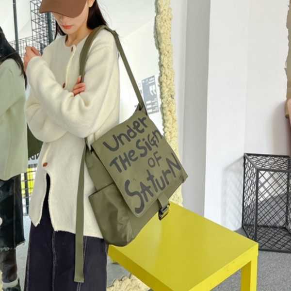 레터링 포인트 사각 버클백 카키
