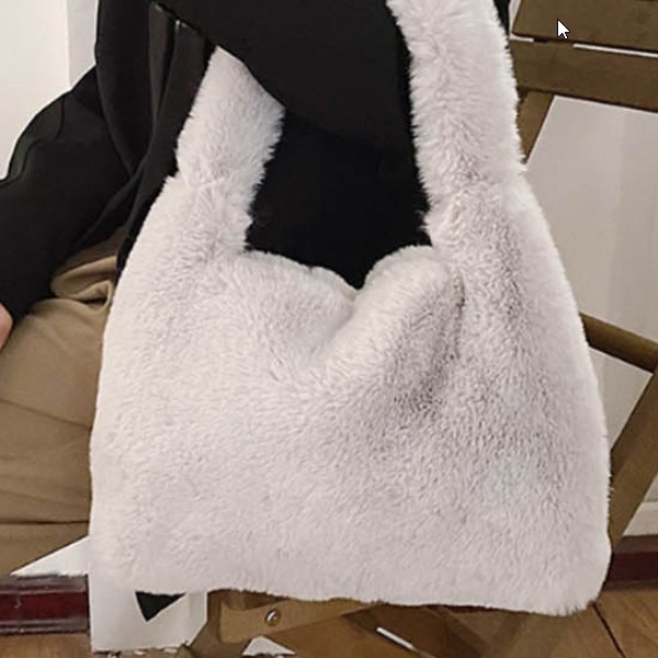 네모 퍼 숄더백 부드러운 컬러감과 뽀글이 질감이 어우러져 사랑스러운 포인트를 주는 가방