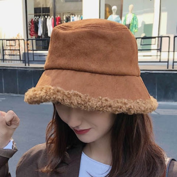 안감 퍼 모자 포근한 감성을 더해주는 모자 겨울 데일리룩에 잘 어울리는 여성 퍼 벙거지