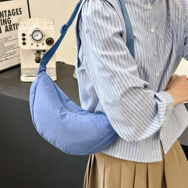 여성 가벼운 가방 여행용 반달 크로스 백 블루