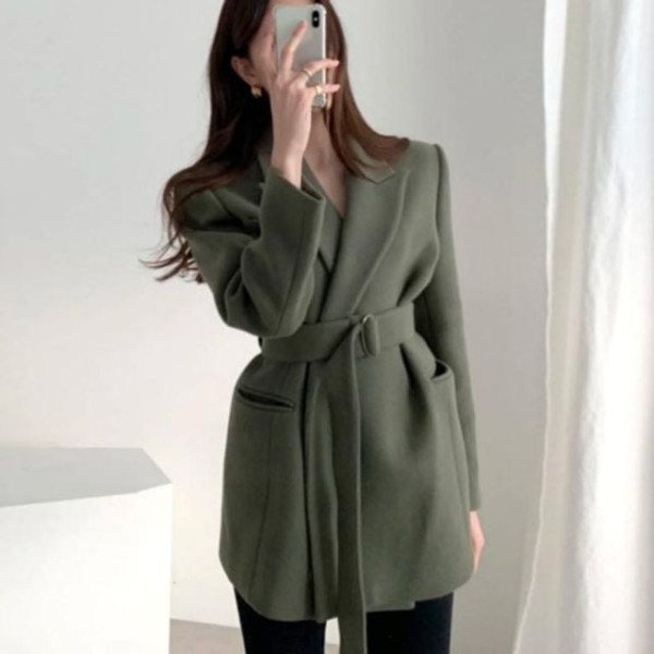 여성 데일리 재킷 단정한 분위기를 살린 아우터 허리 라인을 자연스럽게 잡아주는 미디코트