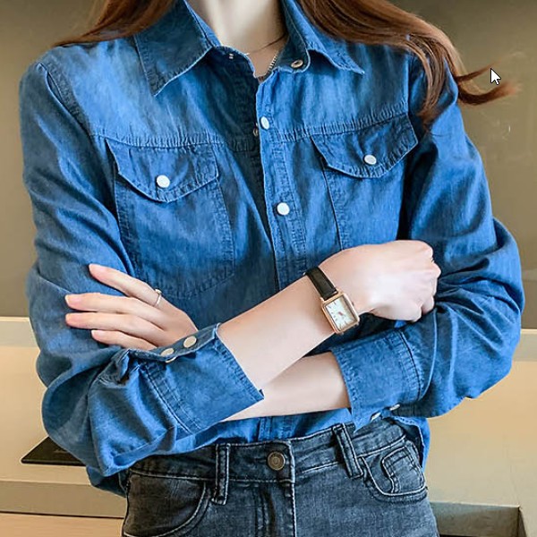기본 레이어드 얇은 블라우스 산뜻한 컬러감으로 캐주얼함을 더한 여자 데님 연청 셔츠