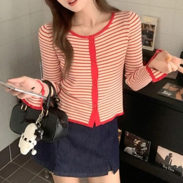 레이어드 패션 아우터 산뜻한 레드 포인트로 얼굴빛을 화사하게 만들어주는 스트라이프 가디건