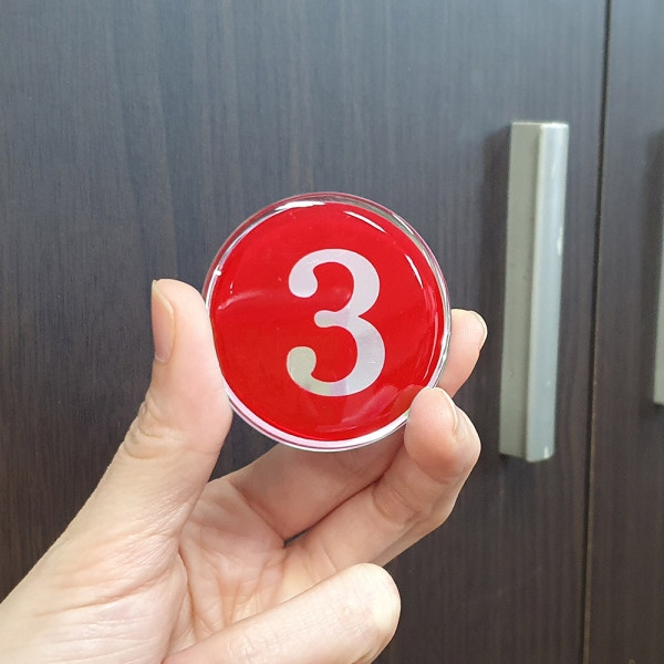 1P 원형 48mm 에폭시 번호판 레드 1~50