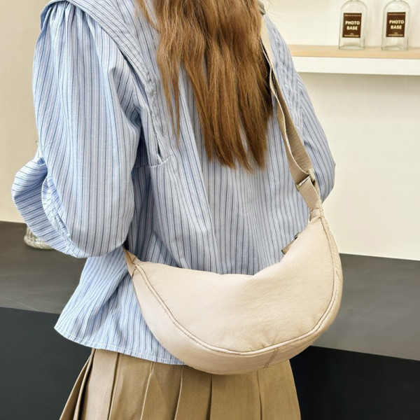 여성 가벼운 가방 여행용 반달 크로스 백 아이보리
