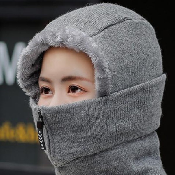 따뜻한 퍼 안감과 지퍼 디테일이 더해져 한겨울에도 보온성이 좋은 지퍼 방한 모자