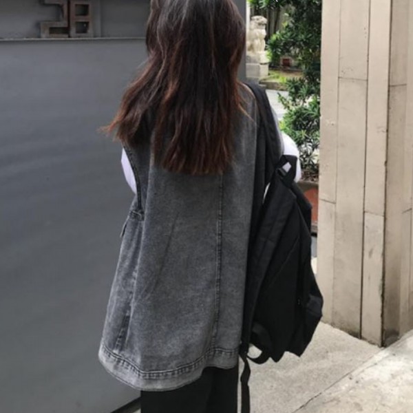 세련된 블랙 컬러 탄탄한 데님 소재 시크한 분위기를 연출할 수 있는 활용도 높은 베스트